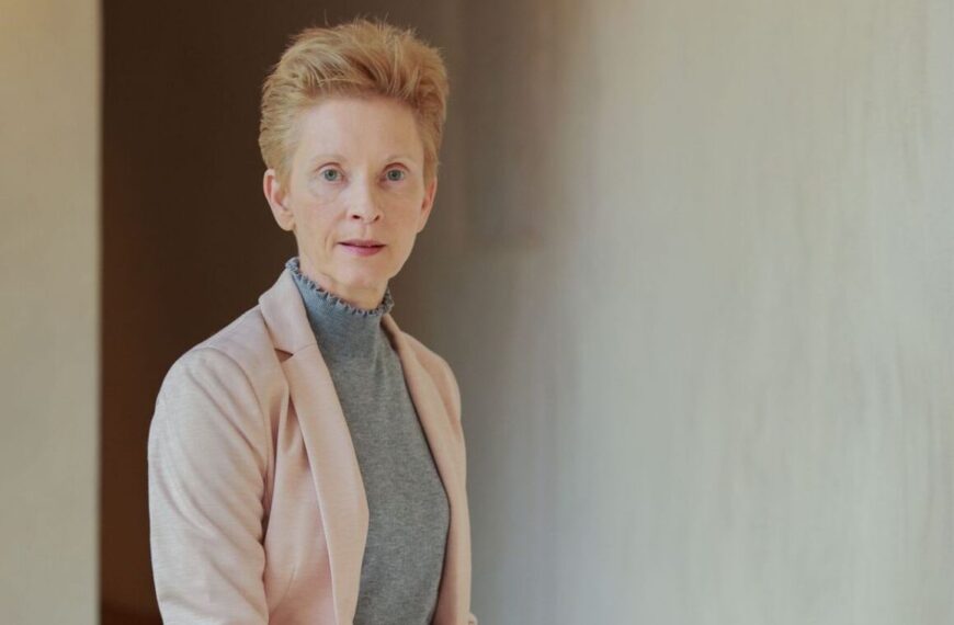 Sabine Rossbach für „Momories to Cherish“ vor der Kamera